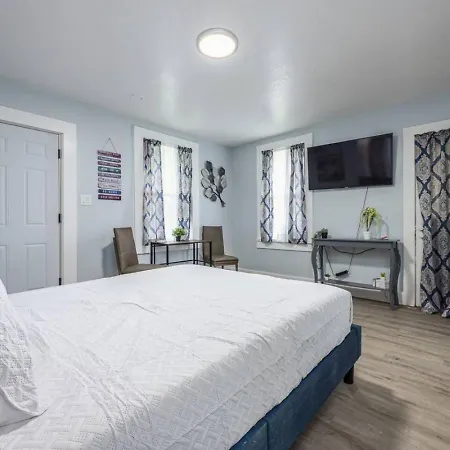 Bright Studio Minutes To Beaches