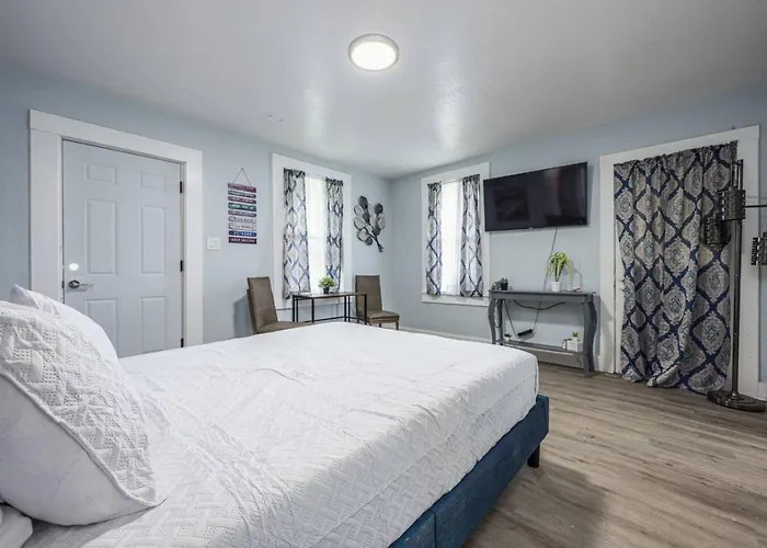 Unit 18 Bright Minutes To Beaches