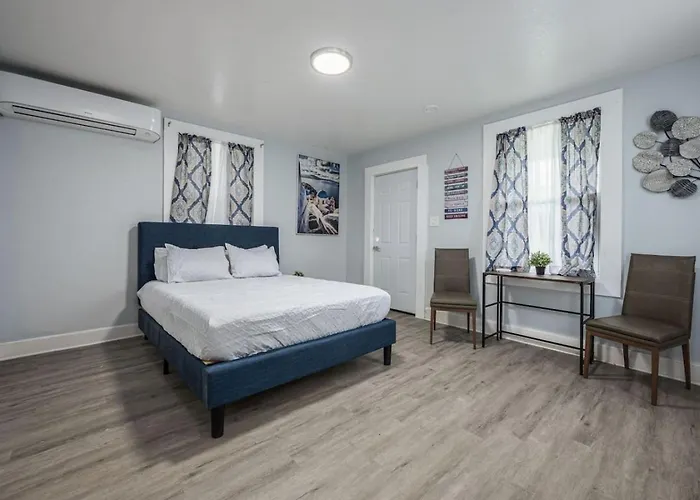 Unit 18 Bright Minutes To Beaches * Pensacola